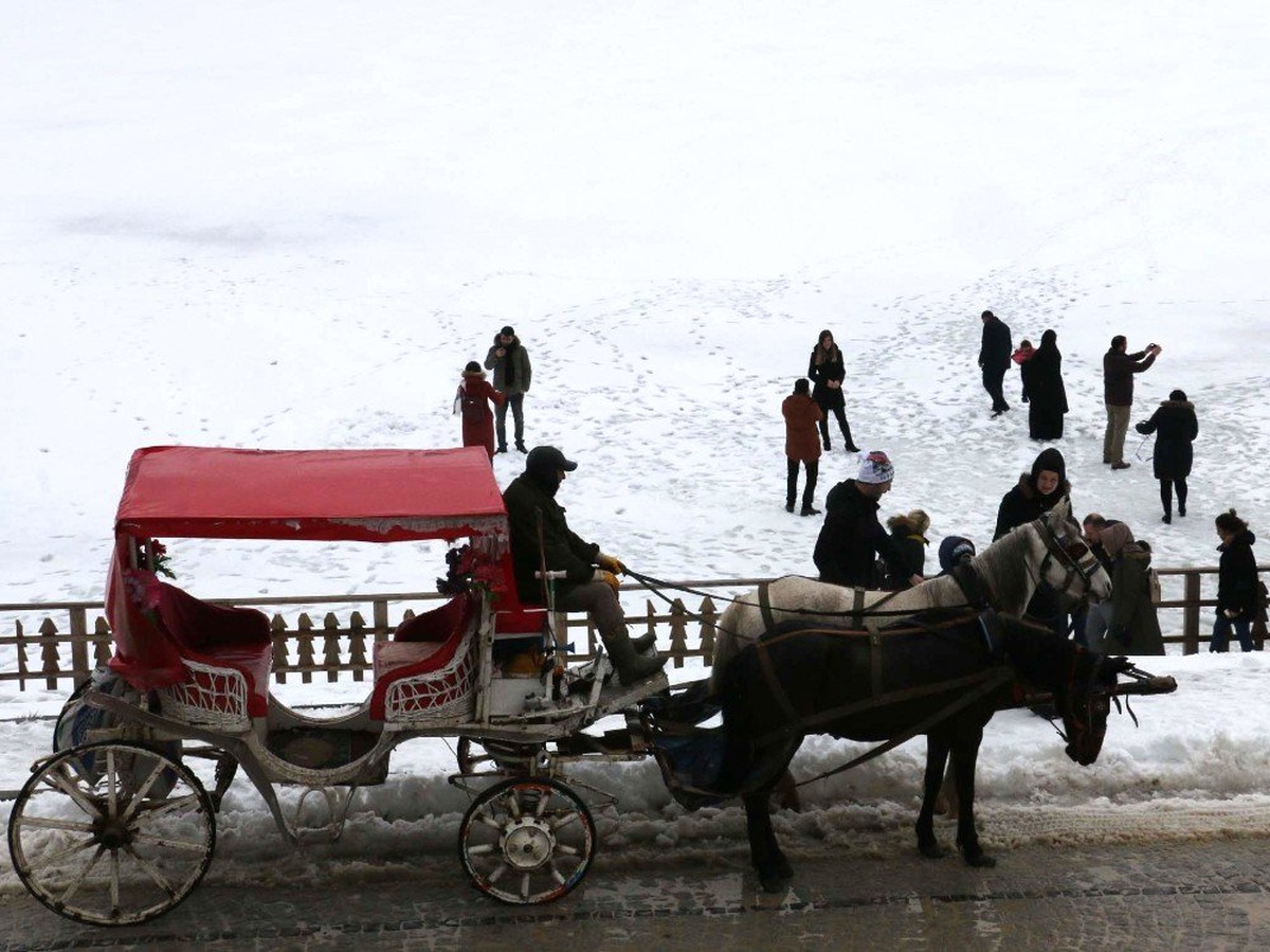 Tatilciler, Fotoğraf Çekmek İçin Buz Tutan Gölün Üzerine Çıktılar