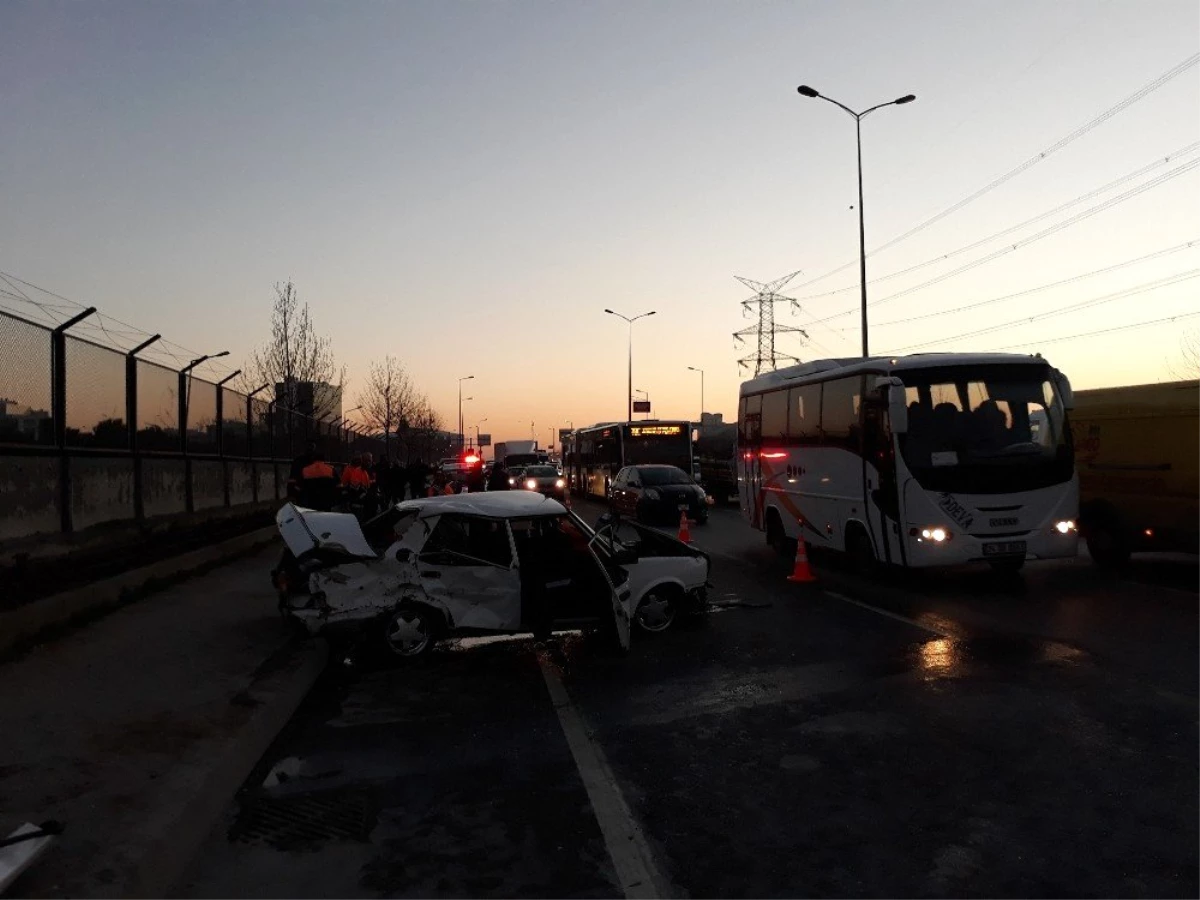 Ters Yönde Giden Taksi Kamyona ve Minibüse Çarptı: 4 Yaralı