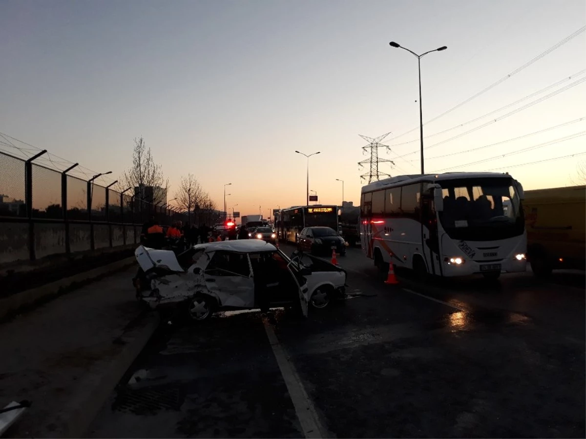 Taksi Kamyona ve Minibüse Çarptı: 4 Yaralı