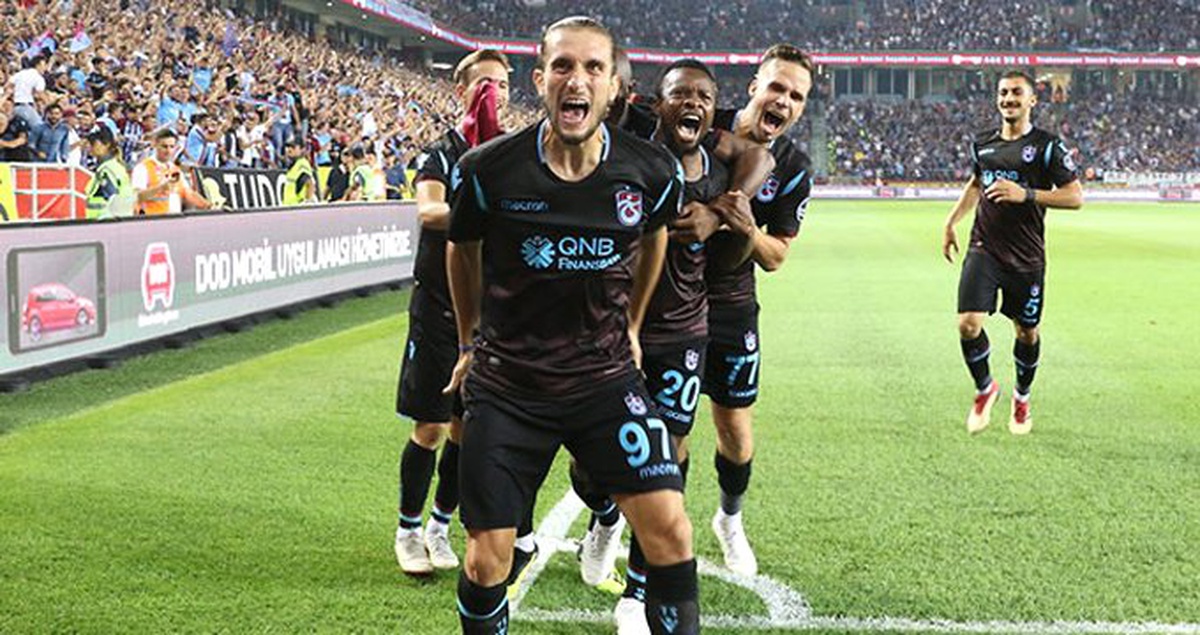 Trabzonsporlu Ogenyi Onazi\'den Dikkat Çeken İstiklal Marşı Performansı