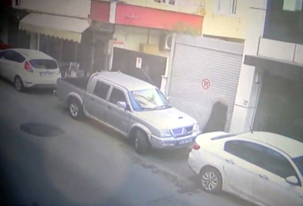 Tuzla\'da Kıraathanede Yaşlı Adamın Bir Kişiyi Silahla Vurduğu Anlarda Yaşananlar Kamerada