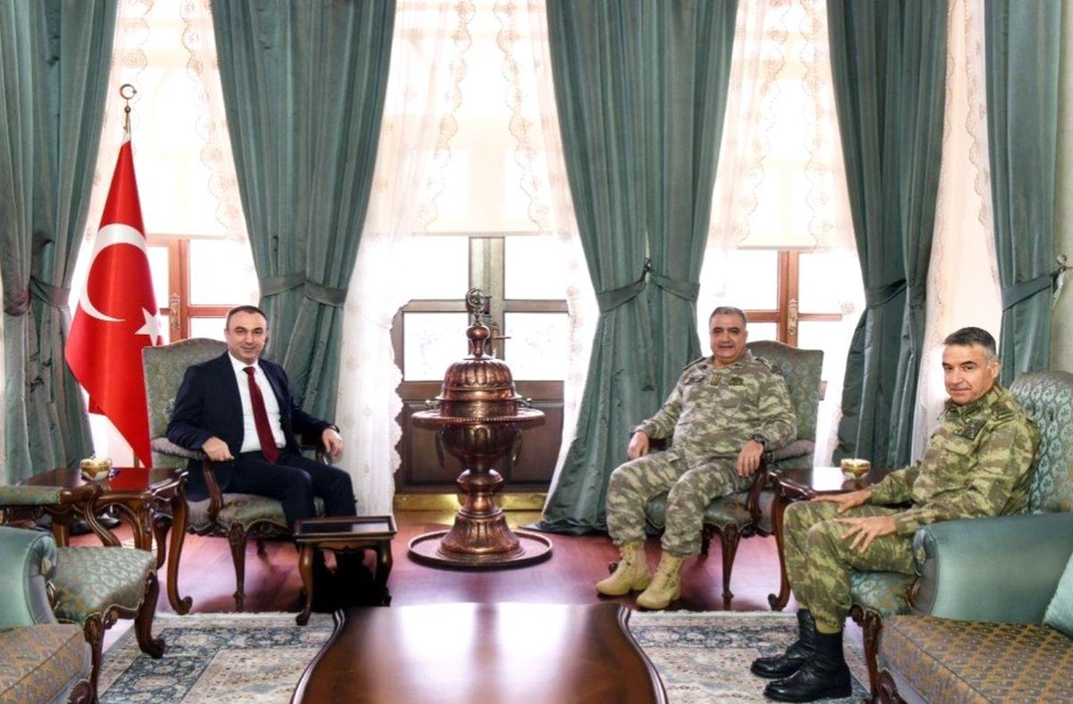 Vali Soytürk\'e Komutanlardan Ziyaret