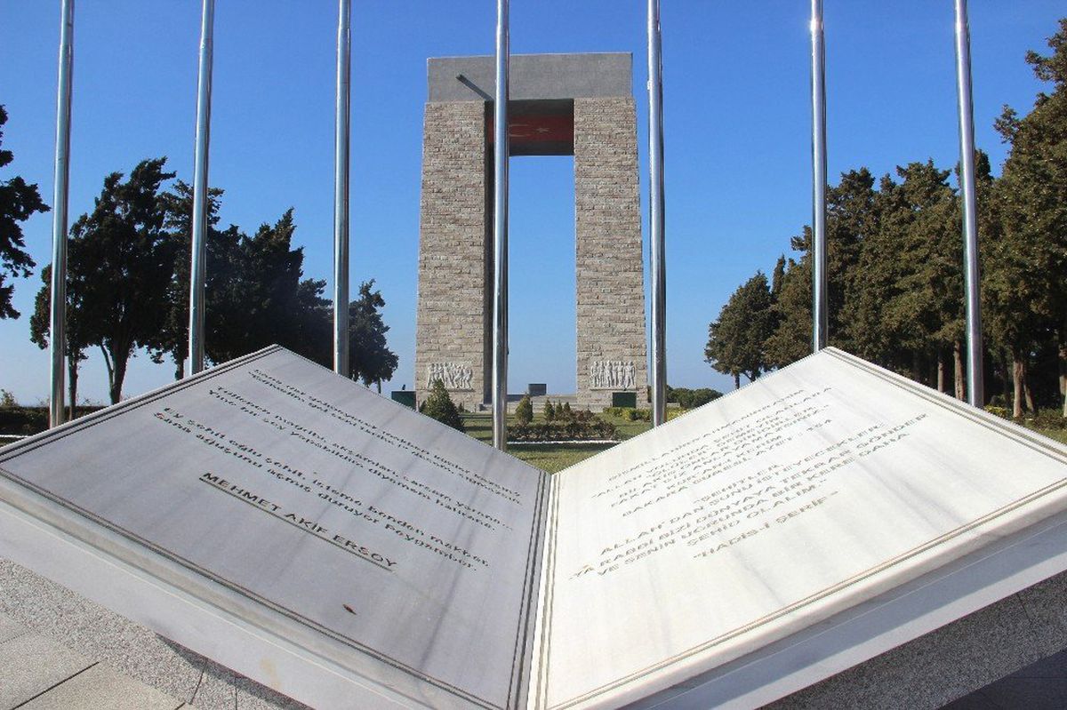 261 Metrekarelik Dev Bayrak Gönderde