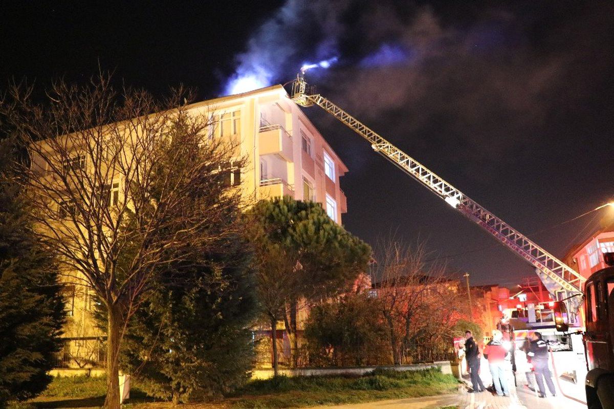 5 Katlı Binanın Çatısında Çıkan Yangın Mahalleliyi Sokağa Döktü
