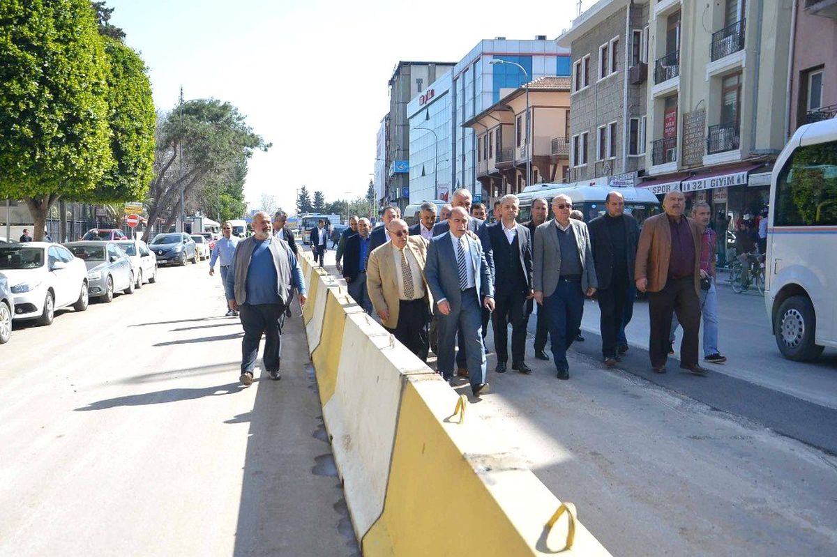 Adalet Sarayı Önünde Trafik Üç Şeritten Akıyor