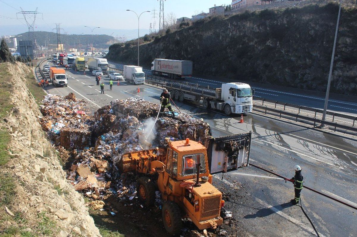 Alev Alev Yanan Kağıt Yüklü Tır, Tem\'i Trafiğe Kapattı