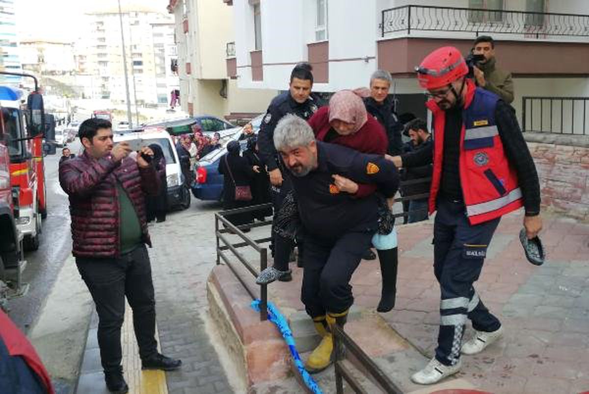 Ankara\'da Apartmandaki Yangında Mahsur Kalanları İtfaiye Kurtardı