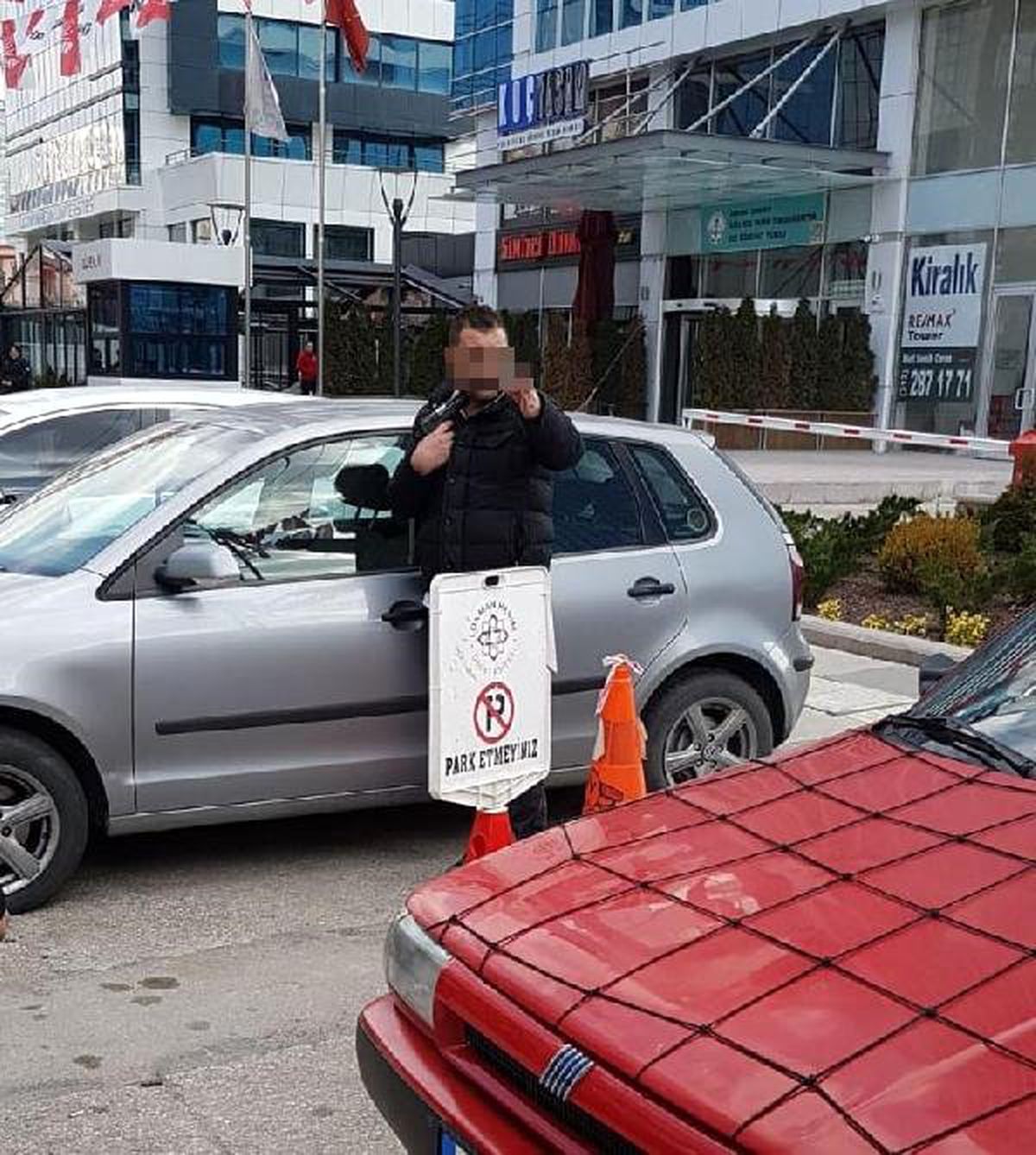 Antalyalı Pazarcıdan, CHP Genel Merkezi Önünde Silahlı Eylem