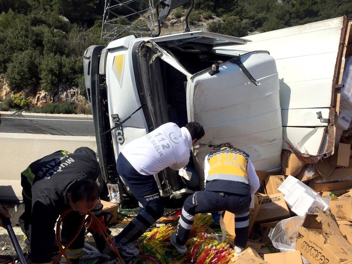 Araçta Sıkışan İki Kişi Aks Ekiplerince Kurtarıldı
