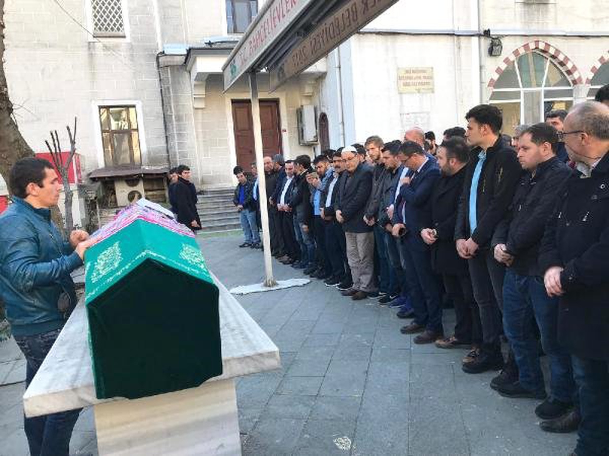 Bahçelievler\'de Cinayete Kurban Giden Anne ve Kızı Son Yolculuğuna Uğurlandı