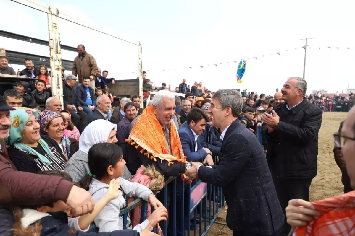 Başkan Şirin\'e Deve Güreşlerinde Yoğun İlgi