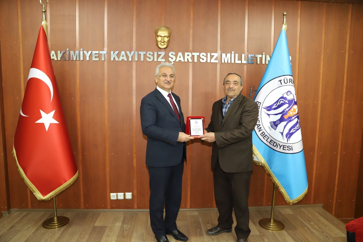 Başsoy\'dan Belediye Meclis Üyelerine Plaket