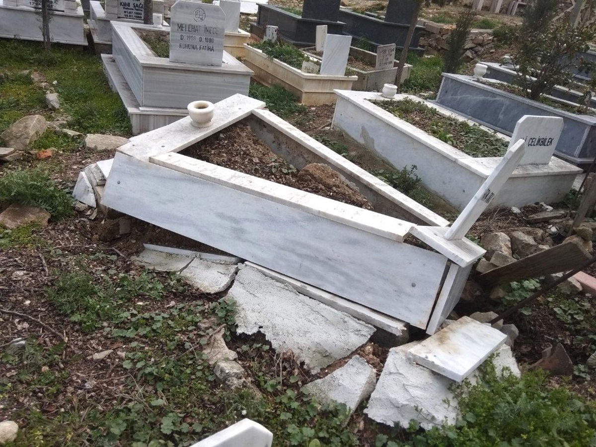 Bilecik\'te Yaşanan Toprak Kayması Mezarlara Zarar Verdi