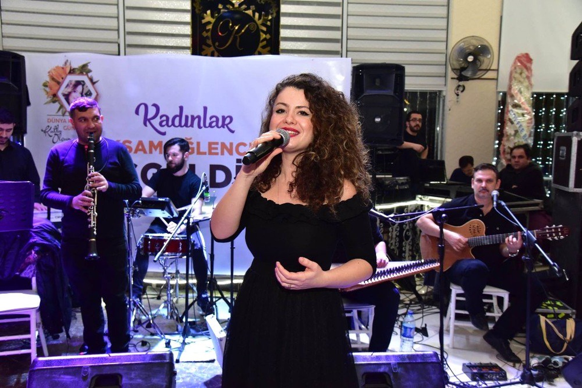 Bilecikli Kadınlar Sanatçı Gözde ile Coştu
