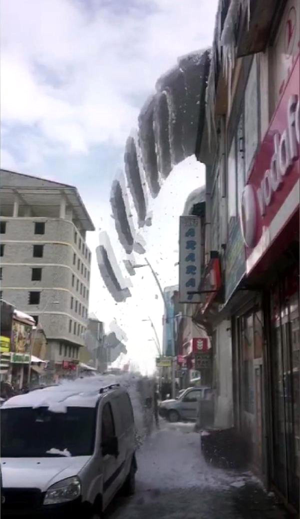 Çatıda Biriken Kar, Çığ Gibi Düştü