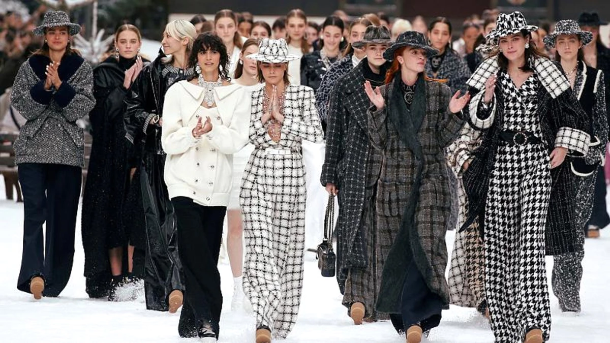 Chanel\'den Hayatını Kaybeden Modacı Lagerfeld İçin Saygı Duruşu