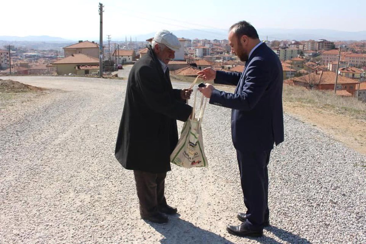 Cumhurbaşkanı Erdoğan\'ın Selamıyla Bez Torba Dağıttılar