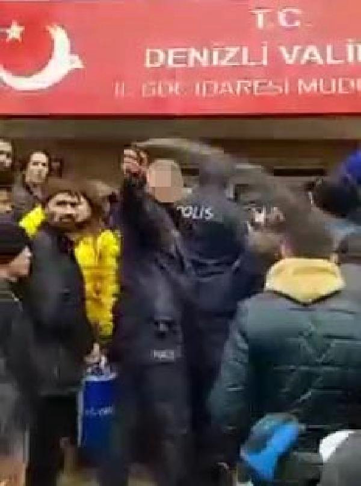 Denizli\'de Biber Gazı Sıkan Polis Görevden Uzaklaştırıldı