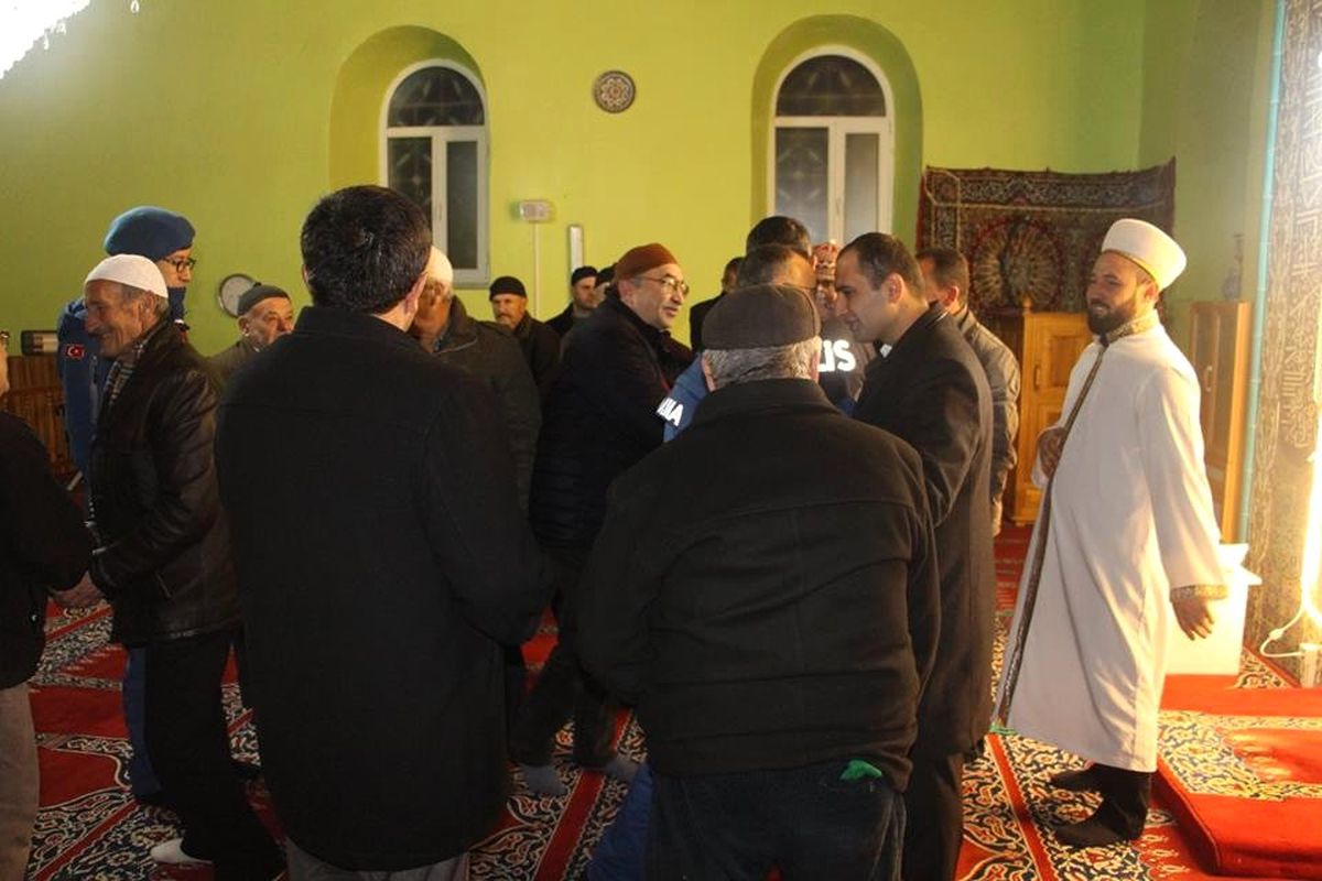 Dumlupınar\'da Protokol ve Vatandaşlar Sabah Namazında Buluştu