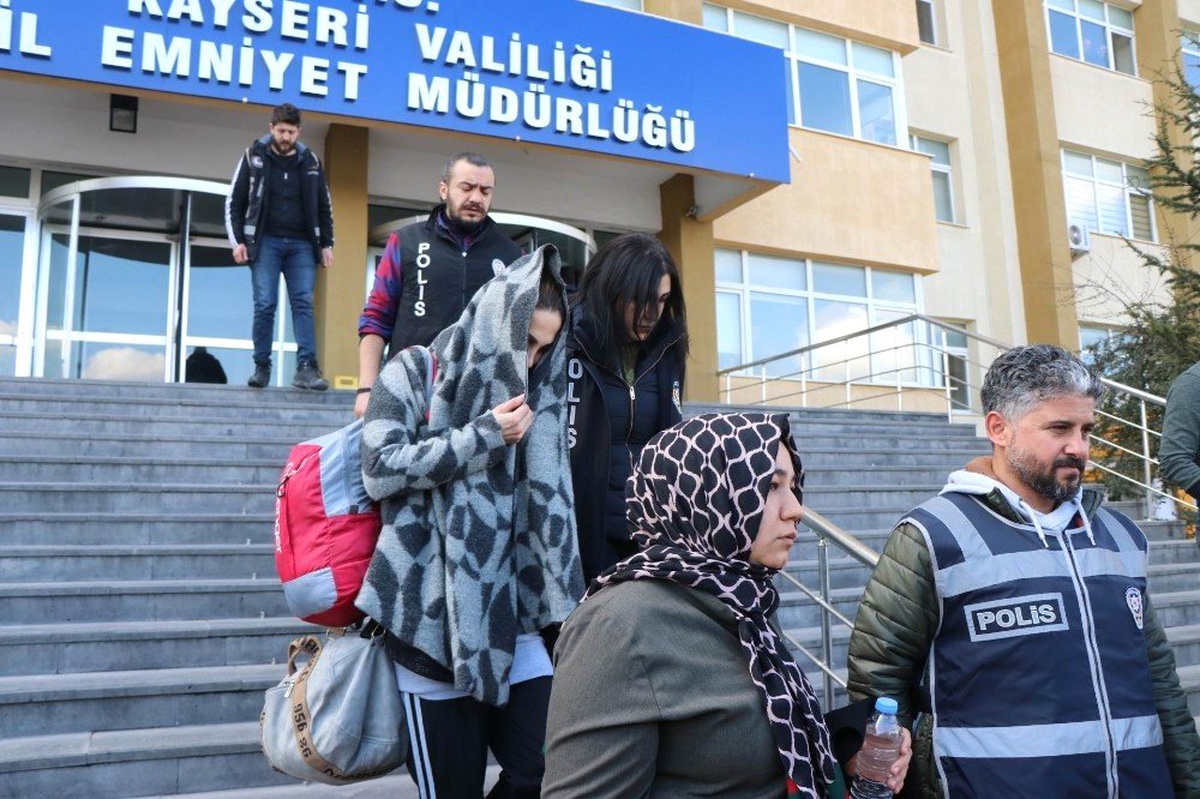 Fetö Operasyonunda Gözaltına Alınan 7 Kişi Sivas\'a Gönderildi