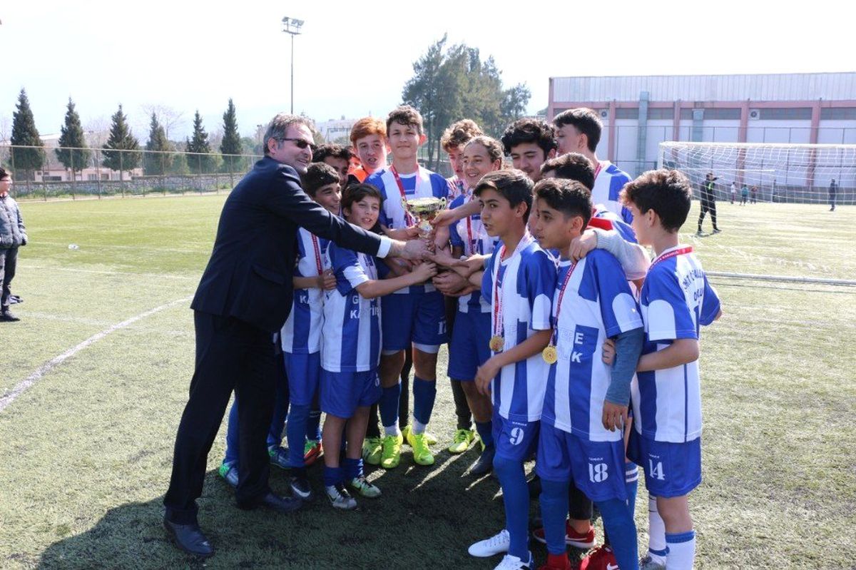 Futbolun Şampiyonu Şehit Ömer Halisdemir Ortaokulu