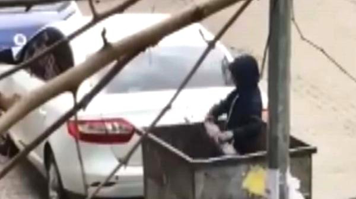 Genç Kızlar, Çöpleri Karıştıran Çocuklara Yemek Ismarladı