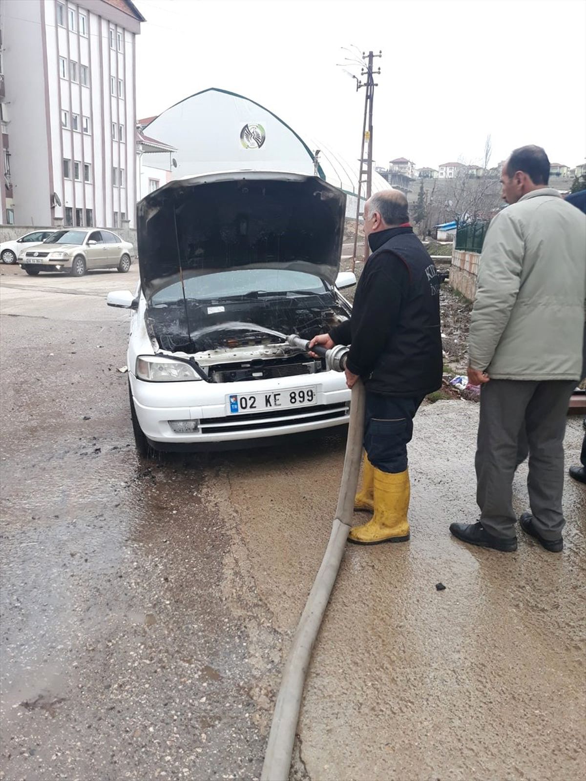 Gölbaşı\'nda Park Halindeki Otomobil Yandı