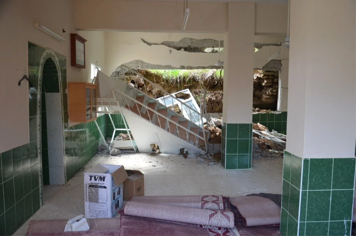 Hatay\'da Toprak Kayması Sonucu Cami Duvarı Çöktü