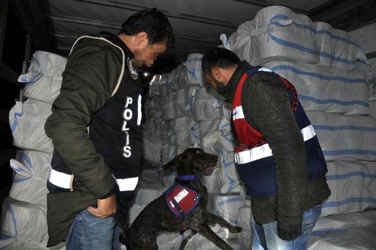 İplik Yüklü Tır\'dan 35 Bin 680 Paket Sigara Çıktı