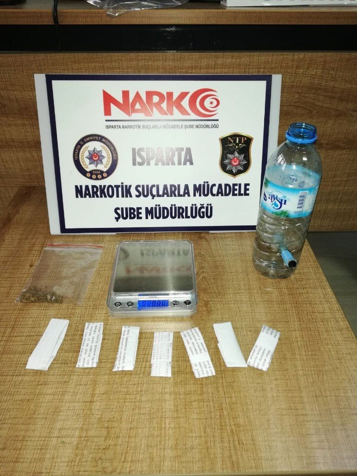 Isparta\'da 7 Paket Esrar Maddesiyle Yakalanan Şüphelilere Gözaltı