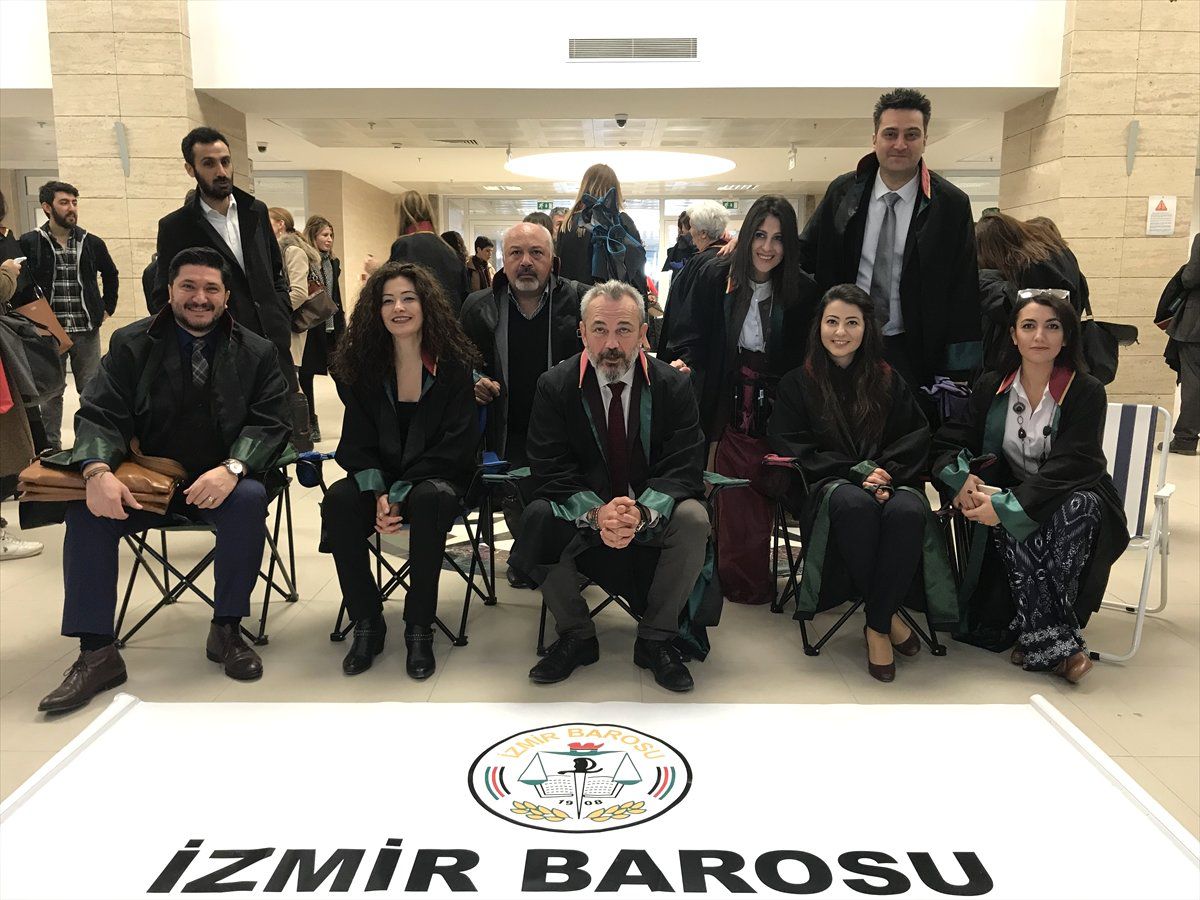 İzmir Barosundan Plaj Sandalyeli Eylem