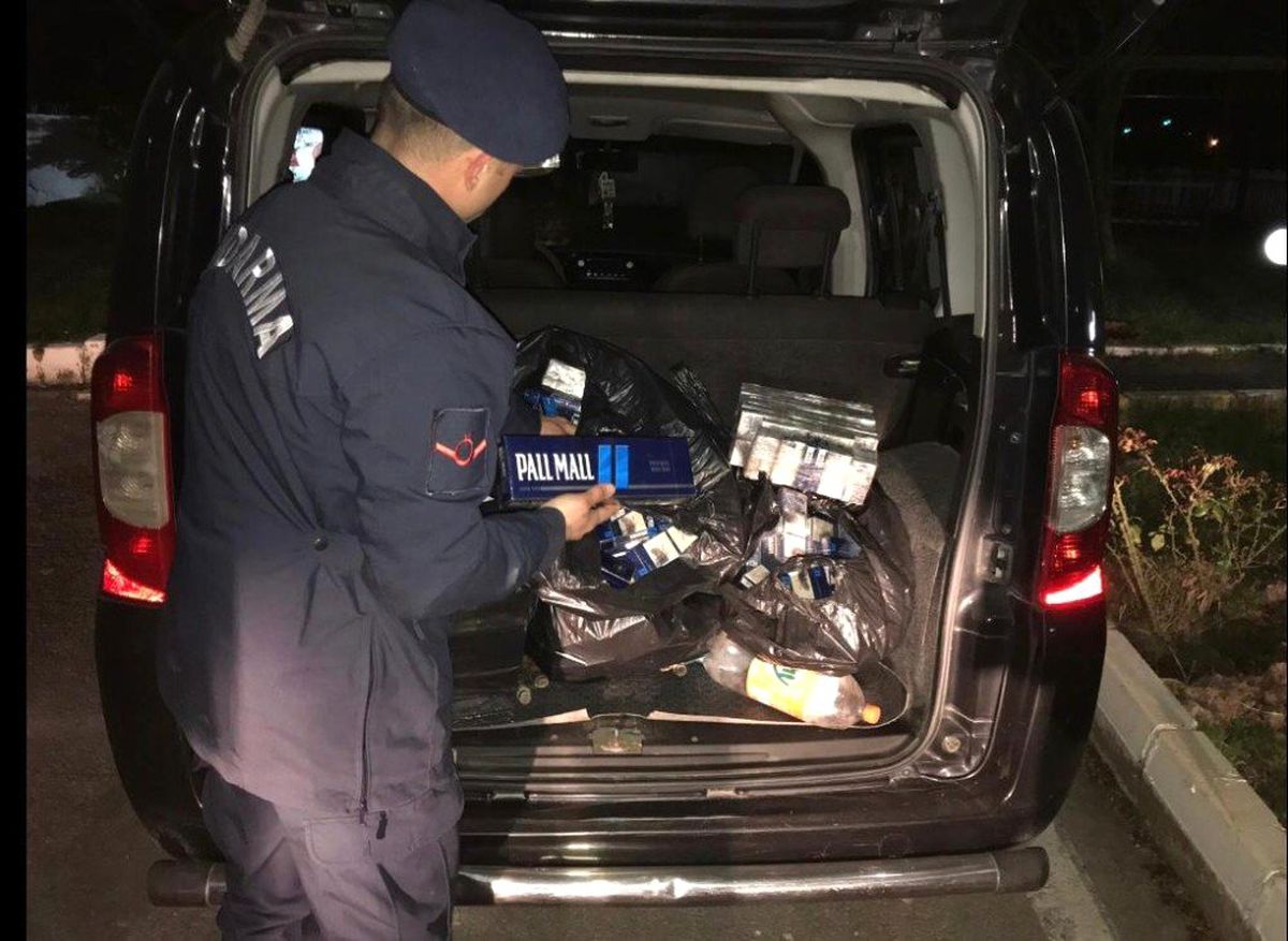 Jandarmanın Takip Ettiği Araçtan 100 Karton Kaçak Sigara Çıktı