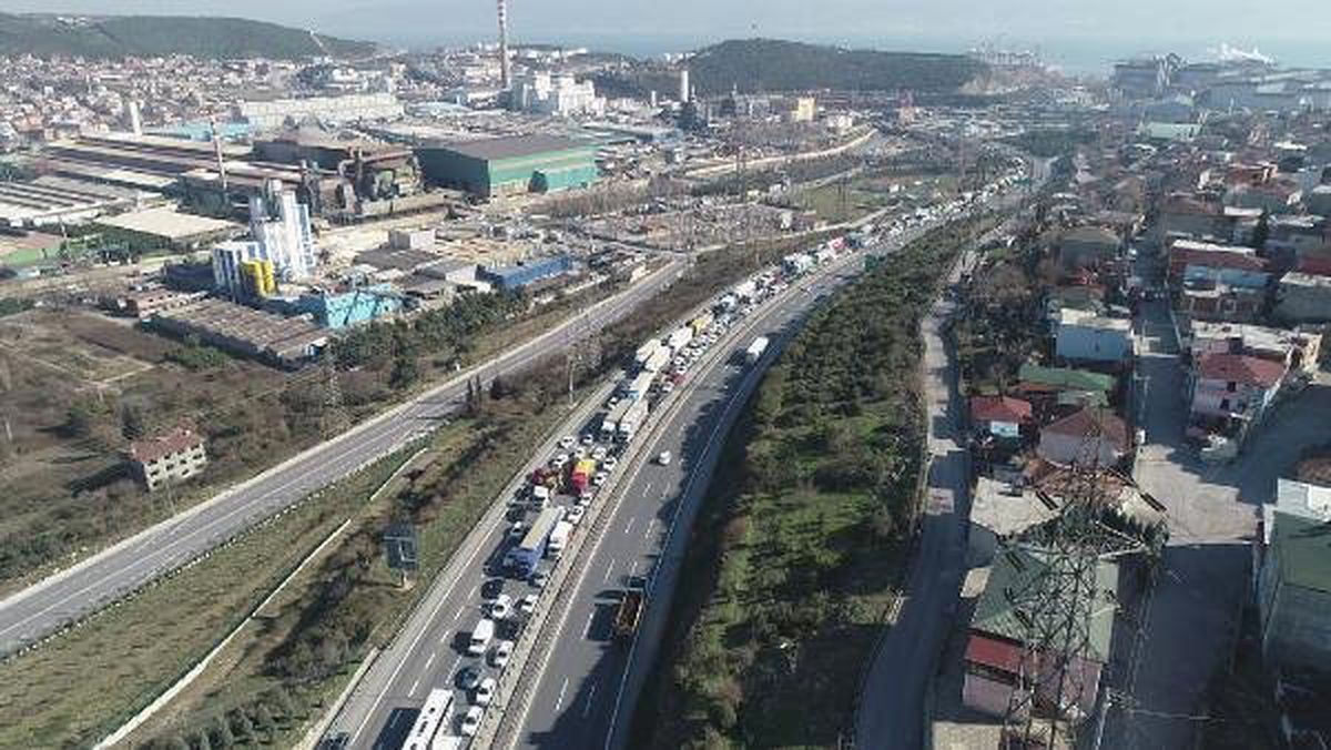 Kağıt Yüklü Tır Yandı, Tem\'de 6 Kilometrelik Kuyruk Oluştu