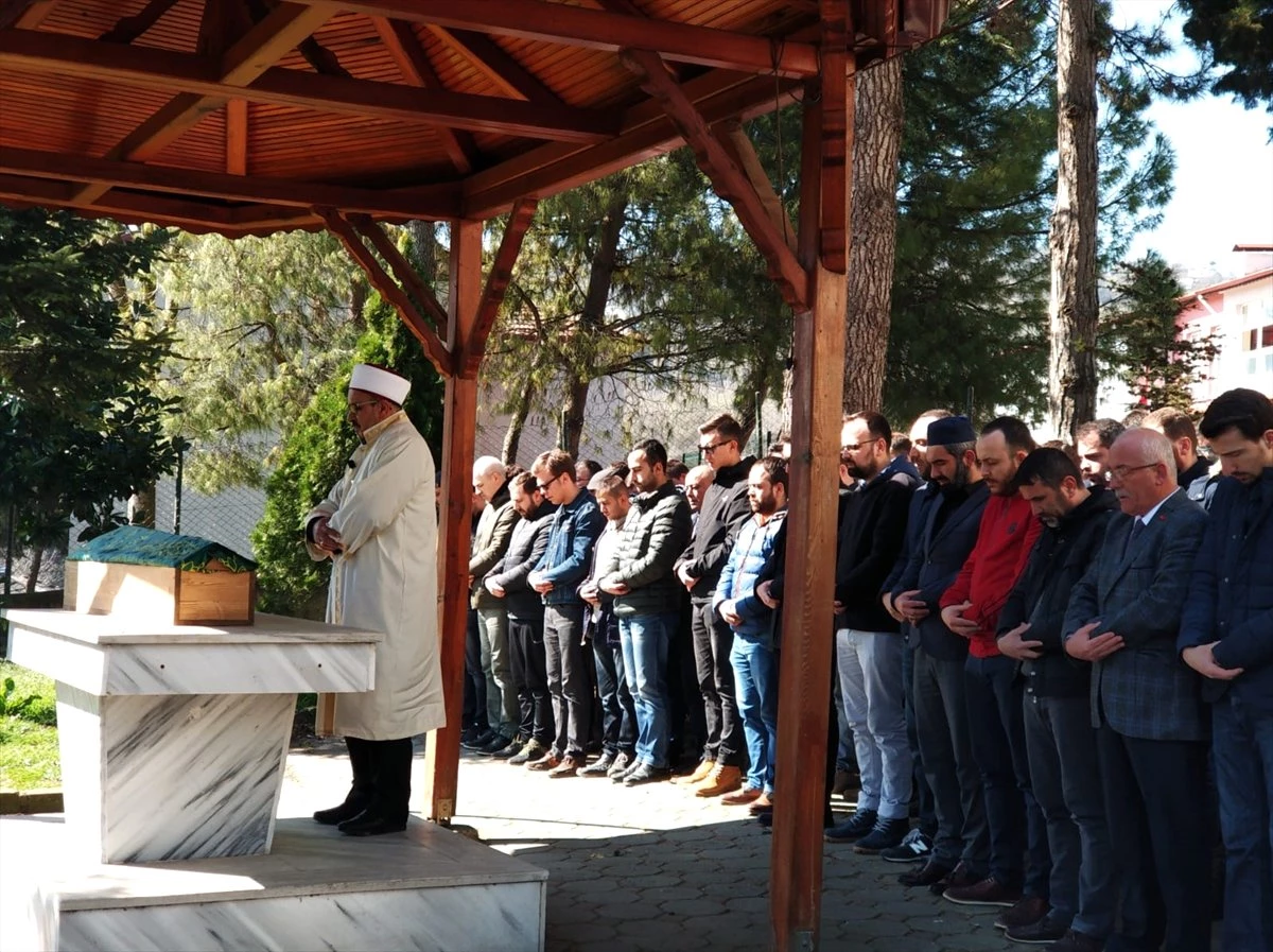 Kocaeli\'de Yakınının Üzerine Düştüğü Bebeğin Ölmesi