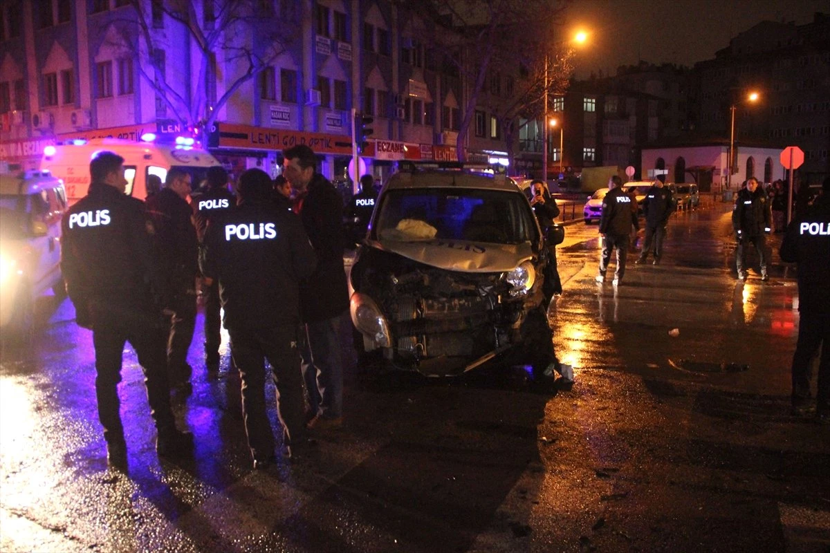 Konya\'da Polis Aracı ile Ambulans Çarpıştı: 5 Yaralı