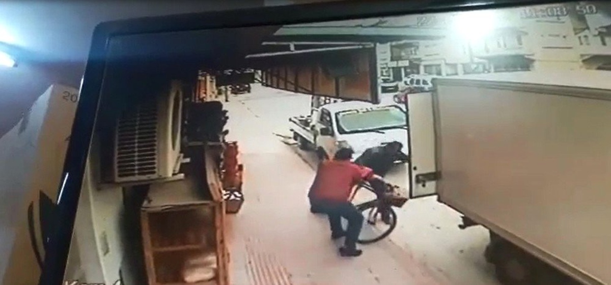 Marketten Çıkan Adamla Kaldırımda Seyreden Bisikletli Böyle Çarpıştı