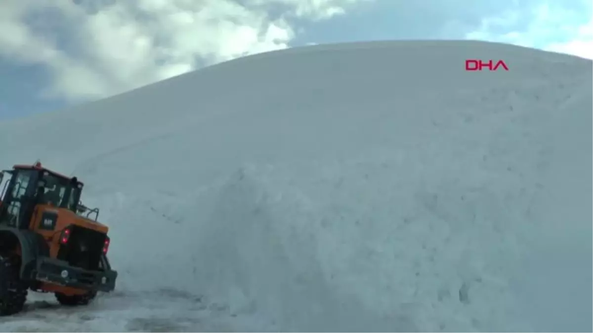 Muş\'ta Karayoluna Çığ Düştü