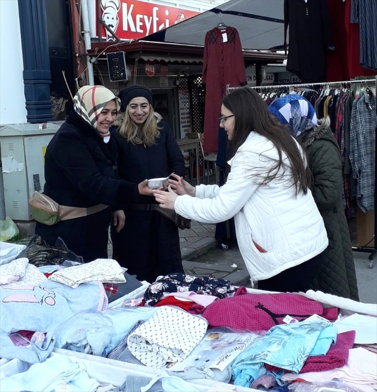 Öğrenciler Yaptıkları Yemekleri Ücretsiz Dağıttı