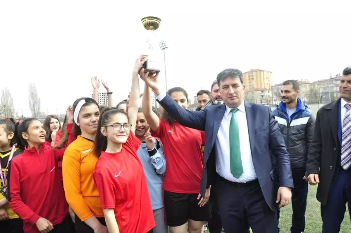 Okullar Arası Yıldızlar Futbol Şöleni Tamamlandı