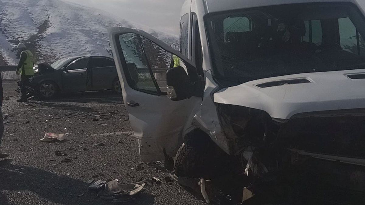 Otomobille Minibüs Çarpıştı: 14 Yaralı