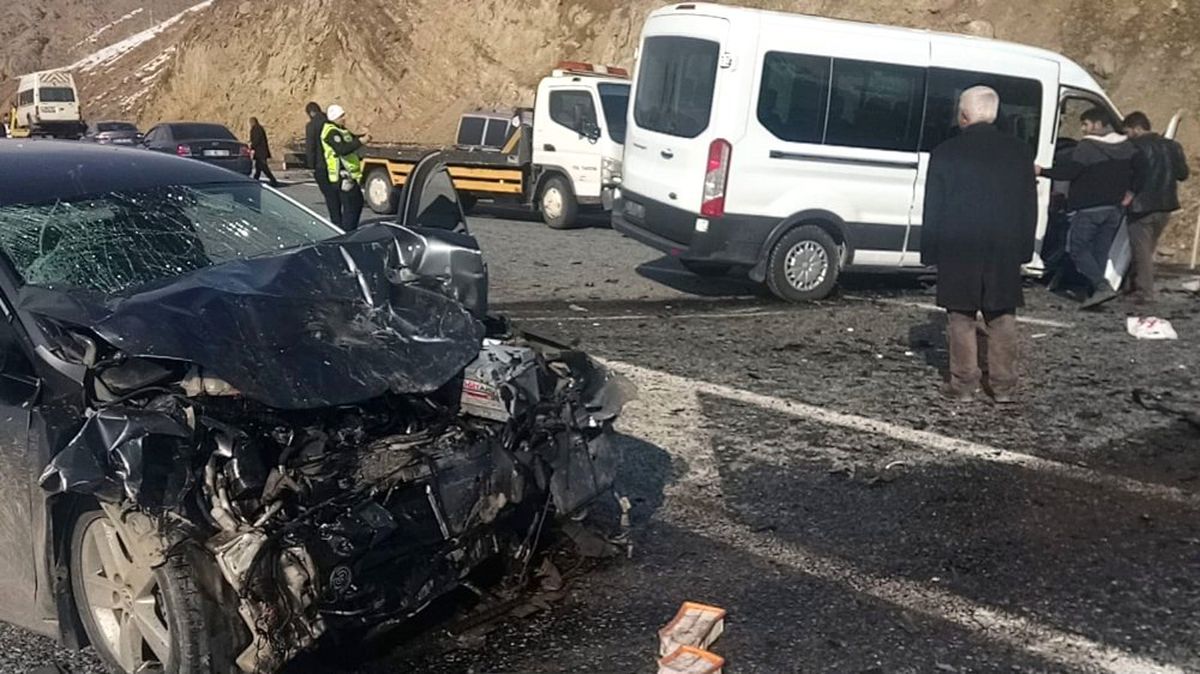 Otomobille Minibüs Çarpıştı: 14 Yaralı