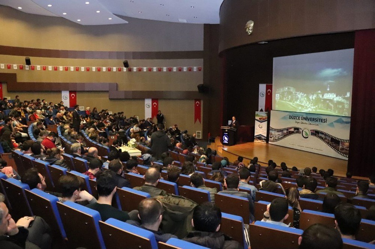Özlü\'den "Bilim Merkezi ve Teknoloji Üssü Türkiye" Konferansı