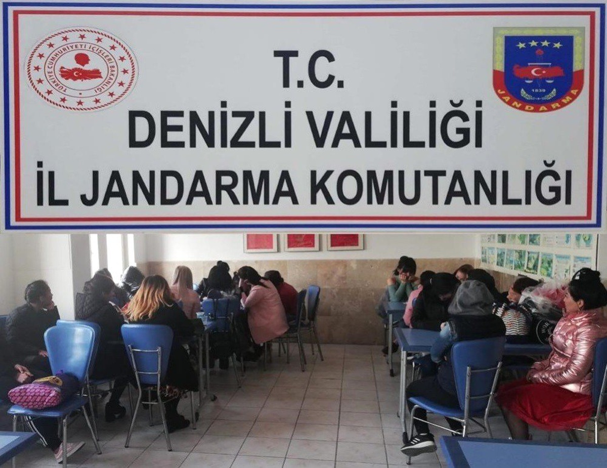 Pamukkale\'de Eğlence Mekanında Kaçak Çalışan 20 Yabancı Kadına Gözaltı