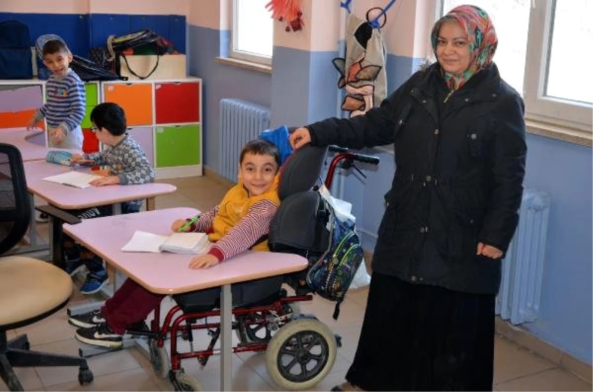 Serebral Palsi Hastası Oğlunu Her Gün Bebek Arabasıyla Okula Götürüyor