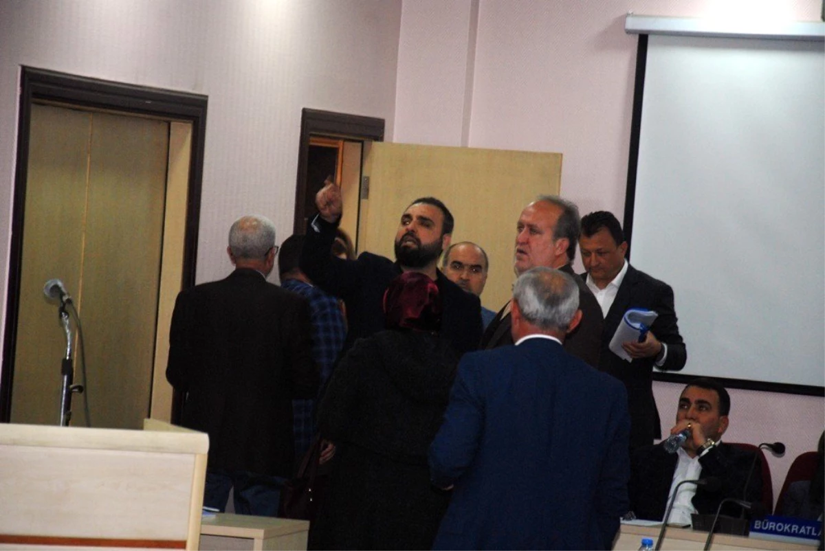 Seyhan Belediye Meclisi Tatlı Başladı, Protestoyla Bitti