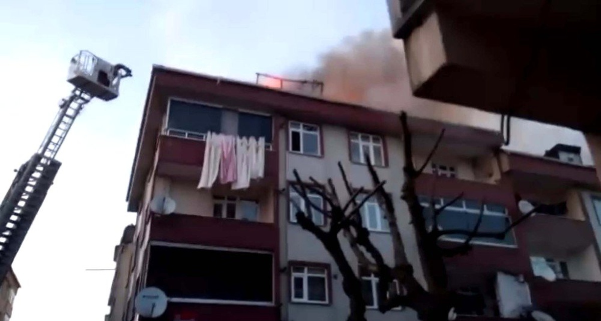Sultangazi\'de Çatı Katı Alevlere Teslim Oldu, Mahsur Kalanlar Kurtarıldı