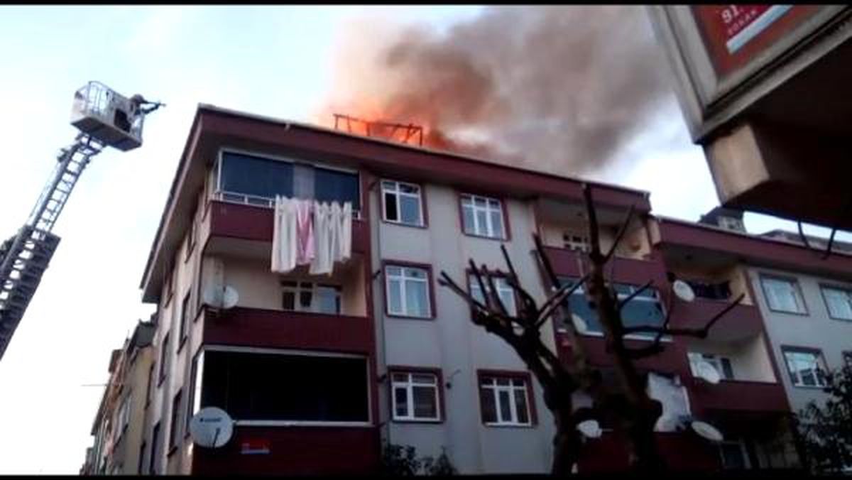 Sultangazi\'de Çatı Yangını; Binada Mahsur Kalanlar Kurtarıldı