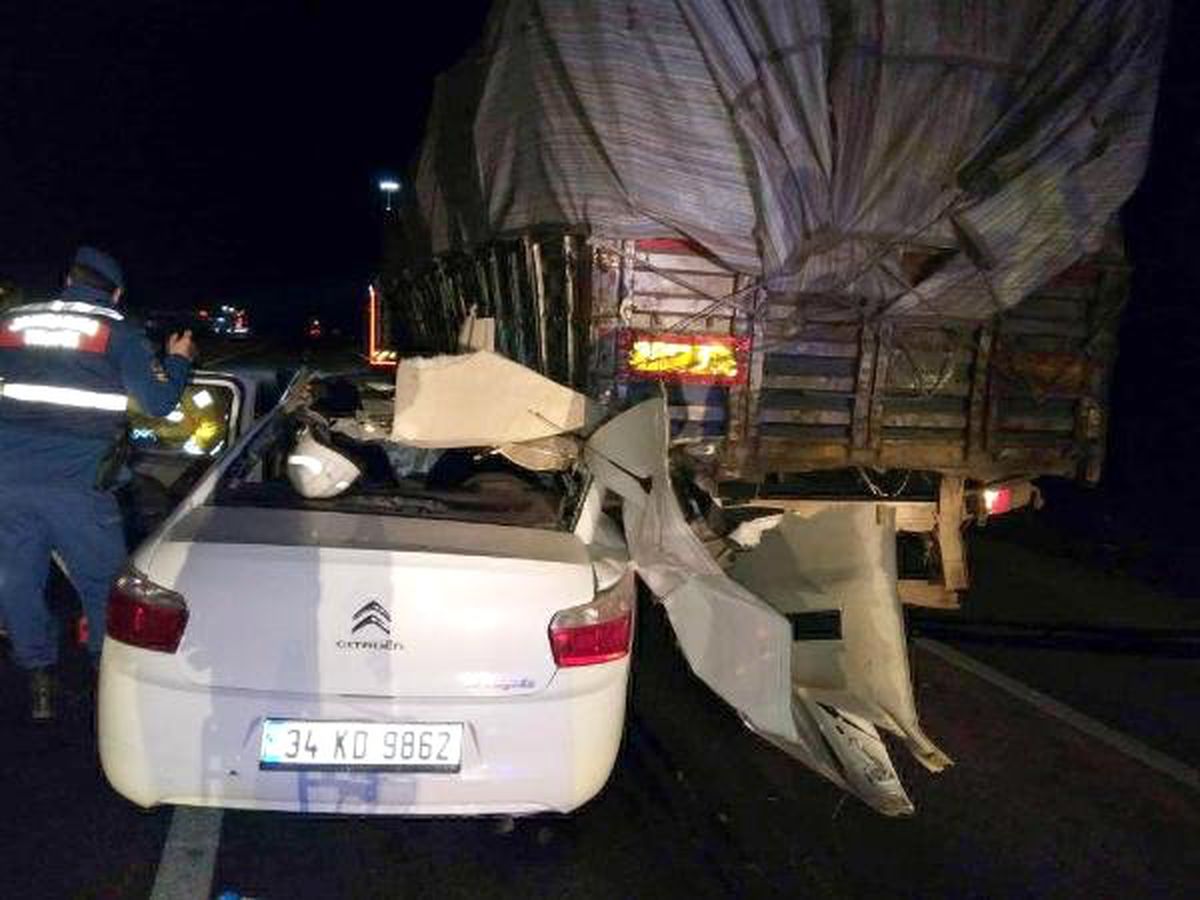 Tır\'a Arkadan Çarpan Otomobildeki 2 Afgan Öldü, 1 İranlı Yaralandı