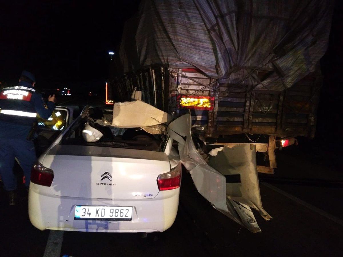 Tıra Çarpan Otomobildeki 2 Afgan Öldü