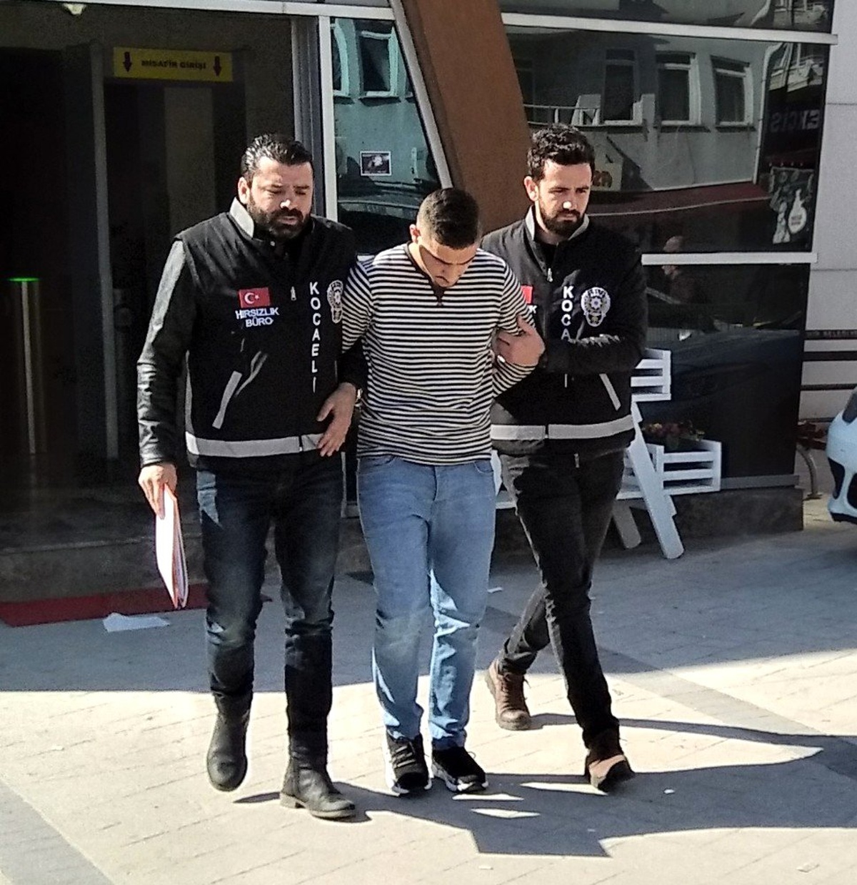 Tuvalet Penceresinden Girerek Marketi Soyan Hırsız Tutuklandı